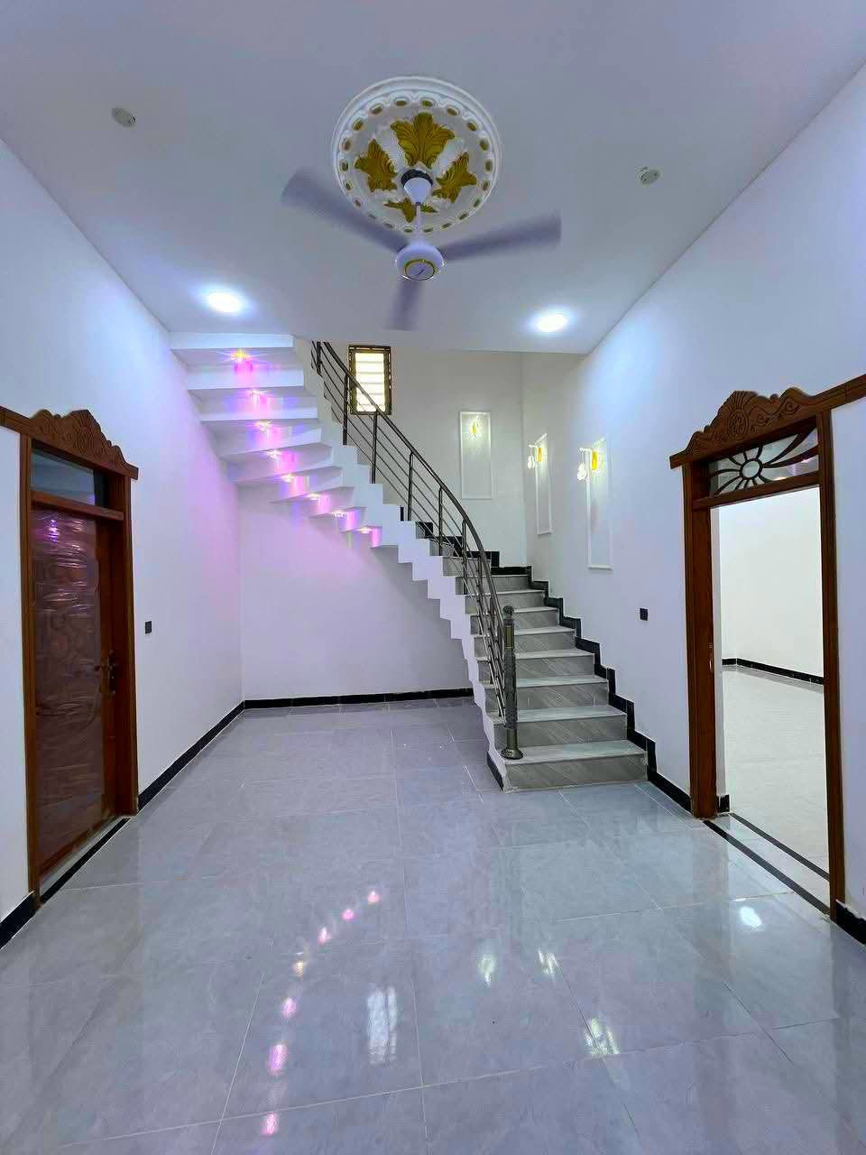 احبتي دار سكن 200 م  3 غرف/ مقابل صناعية حمدان/ دقايق عن مركز المدينة /   ***********    //    ***********   
العقار نموذج 25 وعلى شار 12 متر ويبعد عن السايدين مال الصناعية 700 متر    ((بسعر 130 وبي مجال ))

يحتوي 3 غرف وديوان وصالة ومطبخ وصحيات داخل خارجي 
وكراج وحديقة  

العمل بجودة راقية ومرتبة ((بسعر 130 وبي مجال ))

#عقاراتالبصره #شعبصيني_ماله_حل #شطعرب #المساحة_الكلية #حديد_ثقيل #مشاهيرالعراق #التنومة #اكسبلو #قبله #الطويسة #مسكوف #ا
