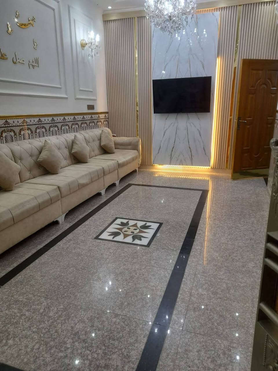 سلام عليكم دار للبيع في منطقه الامين الثانيه على شارع العام مساحه البيت  140 متر واقع حال سعر 110 مليون 
هاتف ***********
