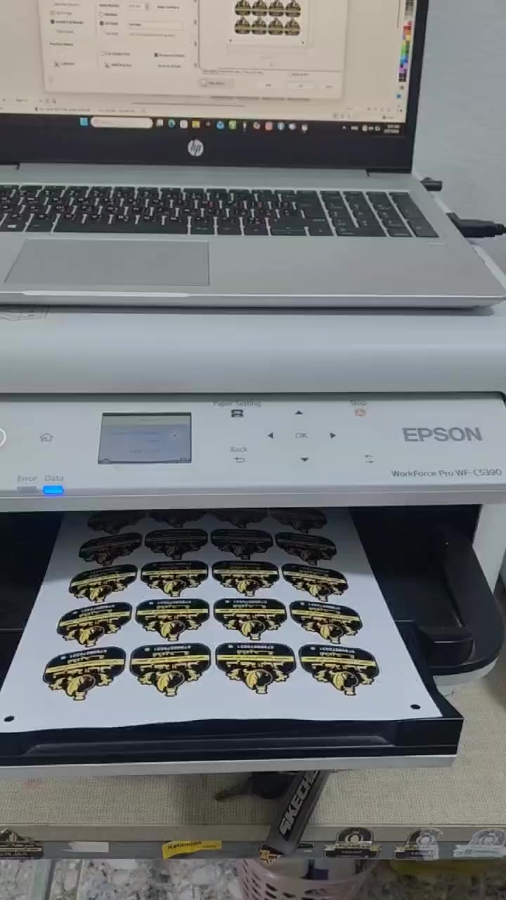 سلام عليكم طابعة ستيكرات للبيع وعملها بالفيديو
Epson WorkForce Pro WF-C5390

طابعه غنيه التعريف ومواصفاتها راقيه

 Epson WorkForce Pro WF-C5390
 

أبرز مميزاتها: 
حجم الورق: A4
تقنية الطباعة: تعتمد على تقنية PrecisionCore Heat-Free، الي  استهلاكها منخفض للطاقة ولا تحتاج تأخير  قبل بدء الطباعة تكدر بسرعه تشغلها وتبدي تطبع .
السرعة: تصل سرعة الطباعة إلى 34 صفحة في الدقيقة (وضع المسودة) أو 25 صفحة في الدقيقة (معيار ISO) للألوان والأسود. كما تبلغ سرعة خروج أول صفحة حوالي 4.8 ثانية للأسود و5.3 ثانية للألوان.
الطباعة المزدوجة: تدعم الطباعة التلقائية على الوجهين (Duplex) لتوفير الورق.
نظام الحبر: تستخدم نظام حزمة الحبر القابل للاستبدال (RIPS)، حيث يمكن لحزم الحبر طباعة ما يصل إلى 10,000 صفحة للأسود و5,000 صفحة للملون قبل تبديل الحبر.
سعة الورق: تحتوي على درج ورق قياسي بسعة 250 ورقة وفتحة تغذية خلفية بسعة 80 ورقة، وأمكانية إضافة أدراج اختيارية حسب ارادتك لحد السعة الإجمالية إلى 1,830 ورقة.
الاتصال: تدعم خيارات متعددة تشمل Wi-Fi، Wi-Fi Direct، Ethernet (Gigabit LAN)، وUSB 2.0، بالإضافه  الى الطباعة من الأجهزة المحمولة عبر Apple AirPrint وMopria.
الشاشة: مزودة بشاشة ملونة مقاس 2.4 بوصة (6.1 سم) لتسهيل الإعداد والتحكم. 
للاستفسار:  ***********

موجود واتساب ايضاً
