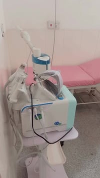 كامل كله بمليون ونص اجهزة البدكير اثنين وكرسي استراحة ثالث نفس اللون  ...