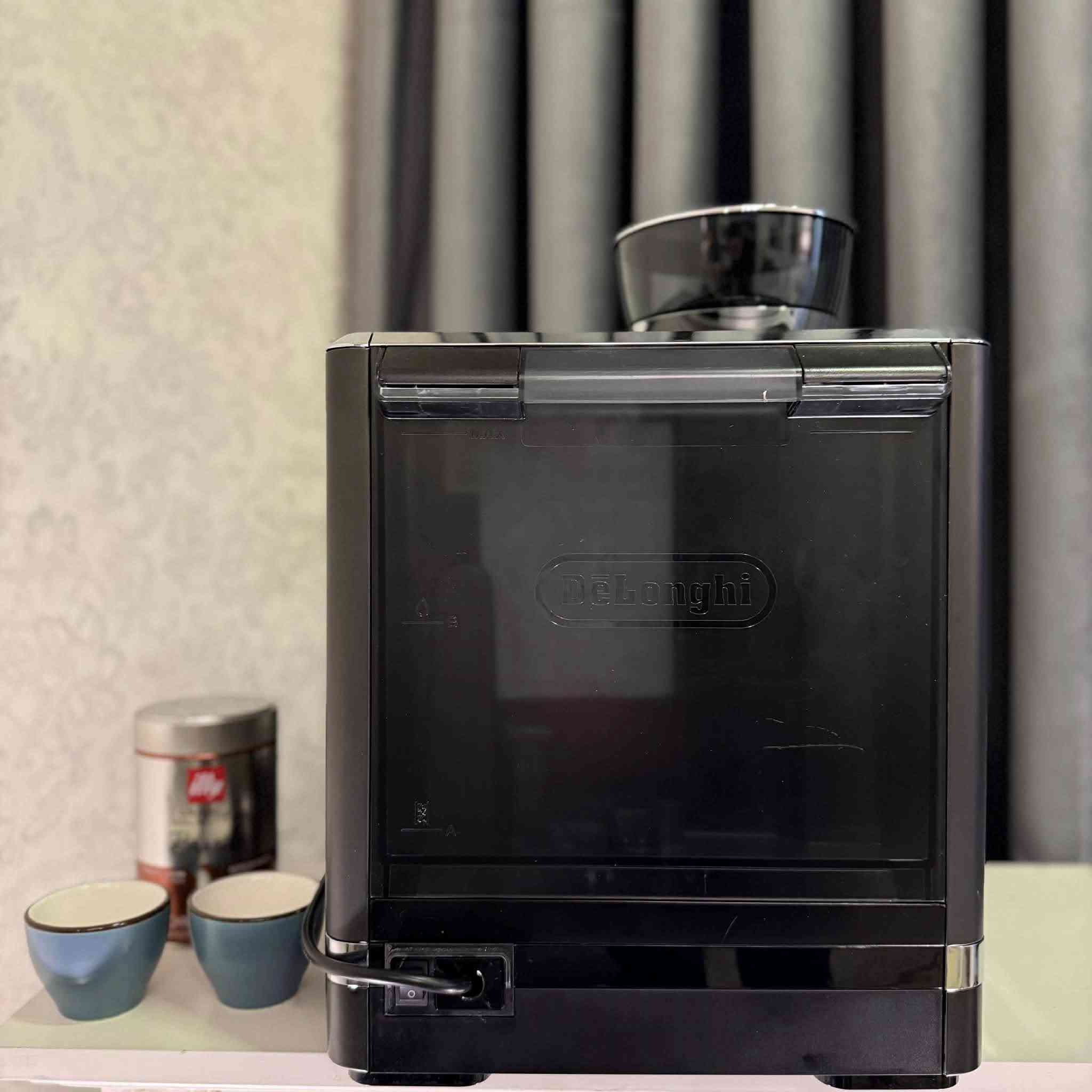 � للبيع ماكينة قهوة احترافية مع مطحنة مدمجة – إصدار Opera

‼️سنة الانتاج : شهر ٣ سنة ٢٠٢٥ ‼️

☕ النوع: ماكينة اسبريسو احترافية
🏷 الماركة: De’Longhi
📦 الموديل: De’Longhi La Specialista Opera

🔹 الحالة: مستخدمة استخدام خفيف جداً
🔹 النظافة: ممتازة تقريباً 99٪
🔹 اللون: رمادي غامق (Dark Grey / Metal Grey) وليس أسود
🔹 العمل: شغالة 100٪ بدون أي مشكلة
🔹 الفئة: ماكينة منزلية احترافية لعشاق القهوة المختصة

☕ أهم المميزات

✔ مطحنة قهوة مدمجة لطحن البن مباشرة قبل الاستخلاص
✔ إمكانية التحكم بدرجة طحن القهوة
✔ إمكانية التحكم بكمية الطحن (Dose Level)
✔ مقياس ضغط احترافي لمراقبة الاستخلاص الصحيح
✔ نظام Smart Tamping Station لكبس القهوة بسهولة وبدقة
✔ نظام Cold Extraction Technology للاستخلاص البارد
✔ عصا تبخير حليب احترافية لعمل رغوة الحليب

❄ المشروبات التي تدعمها الماكينة

• Espresso
• Espresso Cool
• Cold Brew
• Long Black
• إمكانية تحضير

 • Cappuccino
 • Latte
 • Flat White�باستخدام عصا التبخير

⚙ التحكم والخصائص

✔ اختيار فلتر مفرد أو مزدوج (1 Cup / 2 Cups)
✔ تحكم بدرجة حرارة الاستخلاص
✔ تسخين سريع للمكينة
✔ قاعدة تسخين أكواب
✔ مؤشر ضغط يوضح الاستخلاص المثالي
✔ تحكم بجرعة الطحن حسب الرغبة

📦 المرفقات الظاهرة بالصورة

✅ البورتافلتر الأصلي
✅ سلة فلتر مفردة
✅ سلة فلتر مزدوجة
✅ مطحنة مدمجة مع خزان بن
✅ بتشر حليب 
✅ كوبين قهوة
✅ سائل تنظيف الاصلي 
✅ بعض مستلزمات التنظيف / الفلاتر الظاهرة بالصور

📍 مناسبة لـ

✔ عشاق القهوة المختصة
✔ الاستخدام المنزلي الاحترافي
✔ الأشخاص الذين يريدون جودة قهوة مثل المقاهي

🚚 التوصيل متوفر إلى جميع المحافظات
📩 للشراء أو الاستفسار راسل الصفحة على الخاص


**إذا كنت صاحب هذا الإعلان وتريد حذفه لأي سبب، رجاءا أرسل رسالة إلى الدعم الفني**