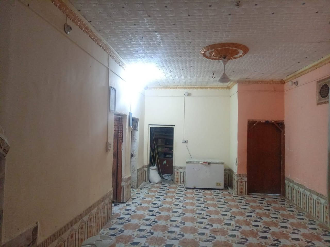 بيت للبيع مساحه 280عنوان يوق الشيوخ البطاط شارع  البث  خلف المدارس السعر ٨٨ يتكون صاله استقبال مطبخ عرف عدد ٣ منور وحمات وبراني ب استفسار اكتب تم وتصل واتساب *********** يوجد المزيد من البيوت داخل الحساب
