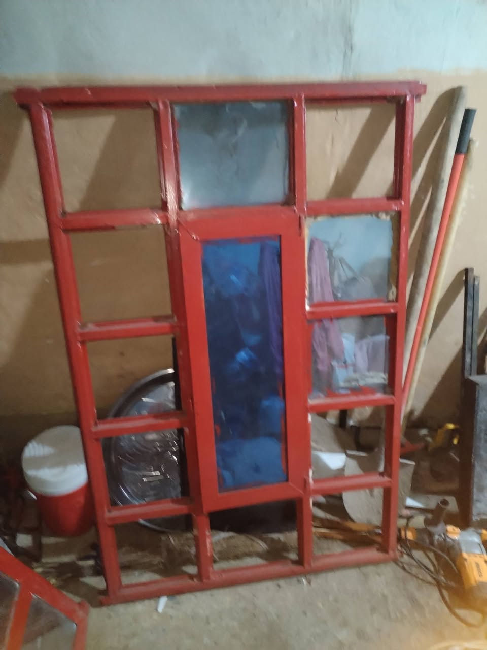 السلام عليكم ورحمة الله وبركاته باب حوش وشبابيك لبيع الشبابيك واحد الطول 147والعرض 95)والثاني الطول 145والعرض 95) باب الحوش مترين و2والعرص 296 السعر 200  الف وبي مجال لطيبين خابر وتدلل مكاني الكيارة جنوب الموصل الرمانه الصبخه ***********
