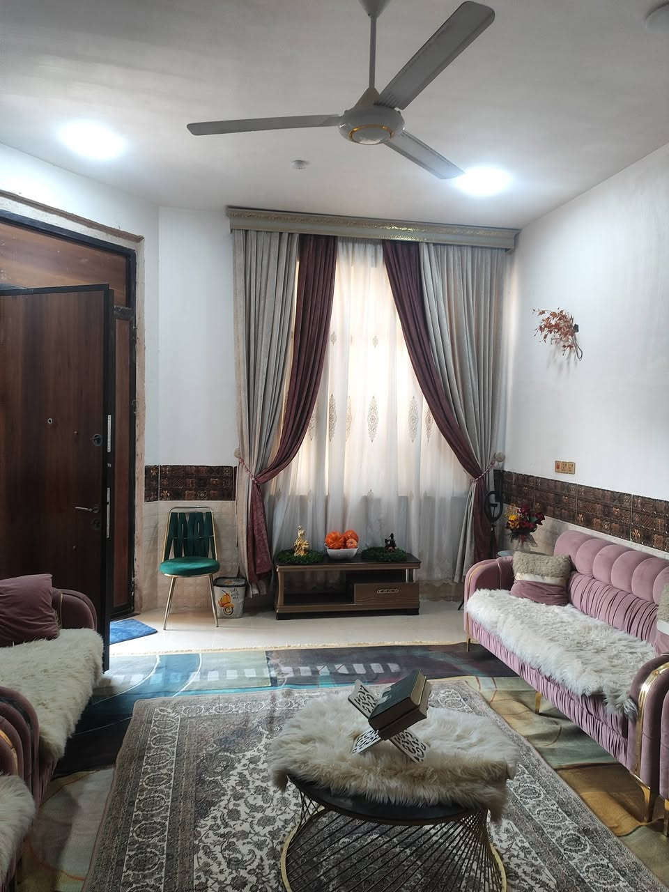 السلام عليكم بيت للبيع بالبكرلي نزلت الشيخ ابو جنان  طابو زراعي سند 25 مساحه 200 متر  اول فرع على اليمين من تدخل للشارع بناء حديث 2023 نهايتها البيت بناء درجه اولى طابقين خمس غرف نوم 
 ////////////******////////
الطابق الاول يحتوي على غرفتين واستقبال وكلدور كبير ومطبخ وصحيات وحمام غربي وشرقي ومناور ثنين وحديقه داخليه بين الغرفه والكلدور وصحيات خارجيه وكراج سياره 
البيبان كلها قاصه والشبيابيك حديد وpvc
////////****//////
الطابق الثاني يحتوي على ثلاث غرف نوم وكلدور وحمام وصحيات 
السطح الاول شتايكر مطبك والثاني ايضا مطبك شتايكر 
البيت شغل درجه اولى الكهربائيات كل اردني وسعودي والماء والمجاري الامل الشريف 
السعر 190 وبي مجال بسيط 

للاستفسار مرتجعة مكتب عقارات  حسين المعموري الكائن قبل جامع سلمان المحمدي 
غو الاتصال على الرقم *********** حسين المعموري
