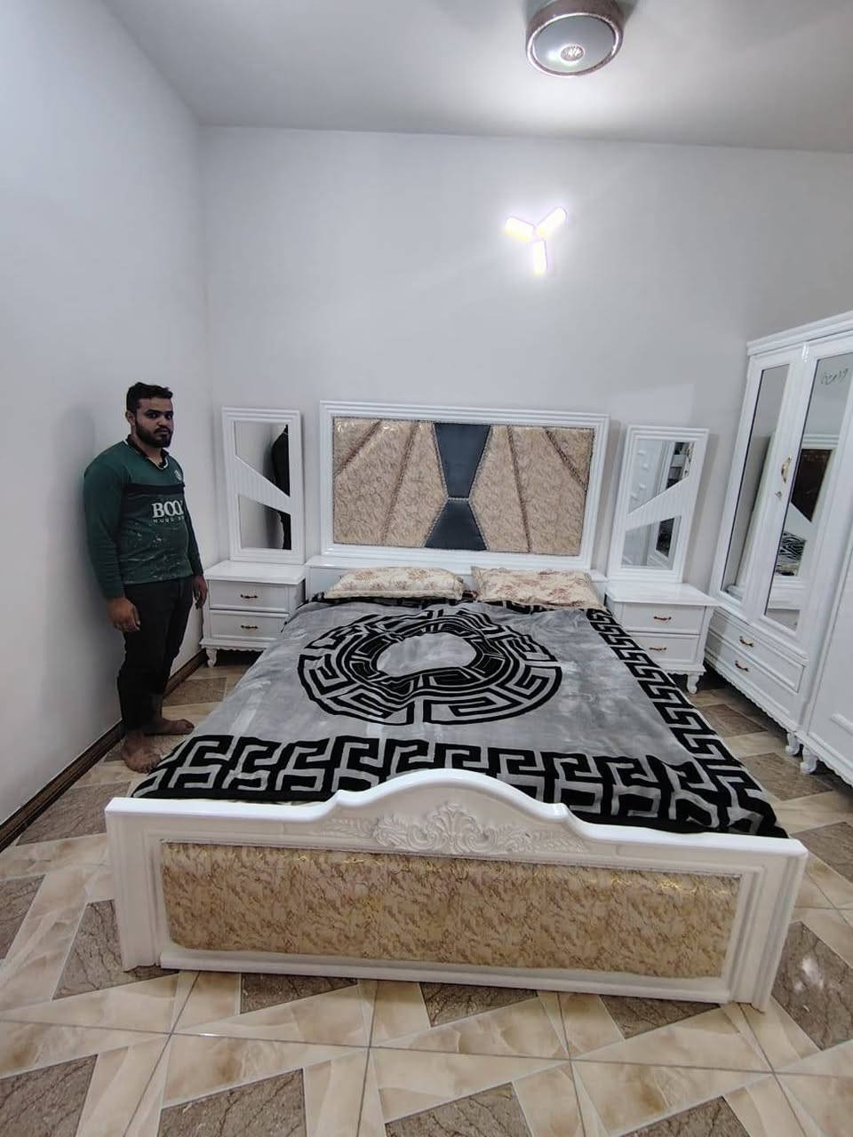 سلام عليكم غرفه نوم للبيع استخدام مده 3اشهر نجاره عراقيه درجه أوله تجي وتشوف بعينك سعر مليونين تواصل على هذا الرقم ***********
