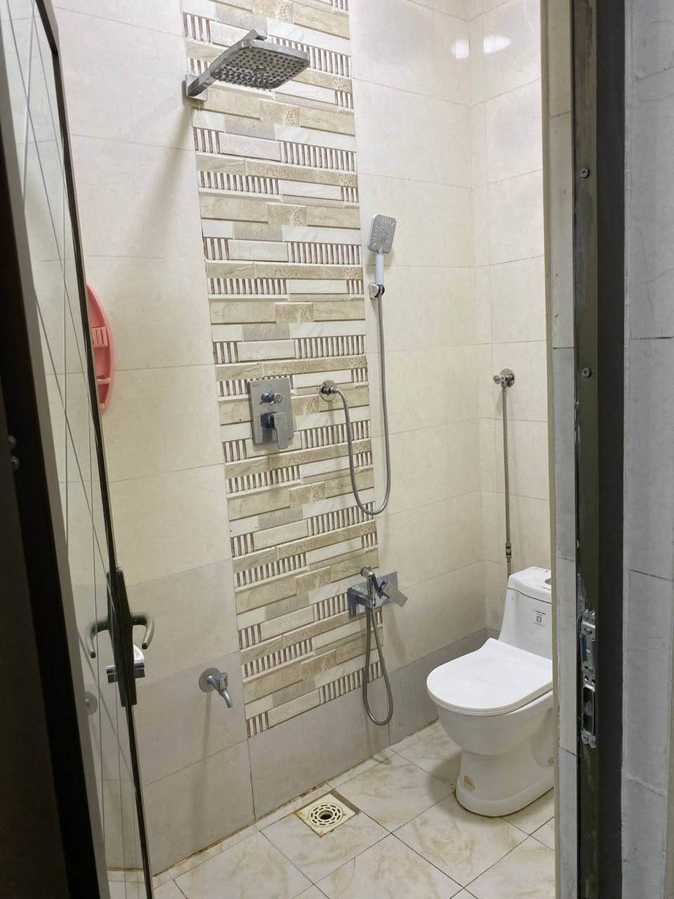 دار ٥٠ متر زراعي ثلاث طوابق للبيع
صالة ومطبخ وحمام ومنور بالطابق الأرضي 
غرفتين نوم وحمام بالطابق الاول 
غرفة نوم بالطابق الثاني 
بيتون وسطح
في منطقة حي تونس آفاق عربية 
خلف البرج 
نقص كاشي ومحجر درج 
يسلم كامل مفتاح 
للاستفسار الاتصال على الرقم *********** 
او مراجعة مكتبنا مقابل مدرسة فهمي سعيد
