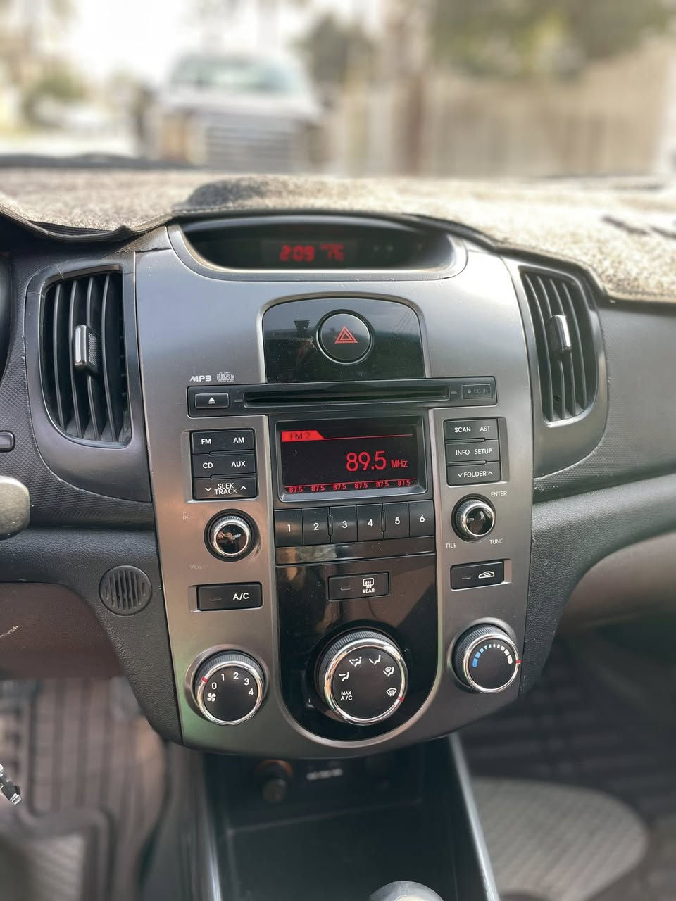 سلام عليكم للبيع كيا سيراتو 
رقم بغداد الجديد باسمي 
2011 خليجي
((السياره بدون قطره صبغ حتى دعاميات)) 
محرك 1600 دوش 
السياره جاهزه من كل النواحي 
تبريد ثلج 
حساس خلفي 
ويل كب 
تحكم استيرن 
السعر 107 وبي مجال بسيط
العنوان بغداد الغزالية
***********
