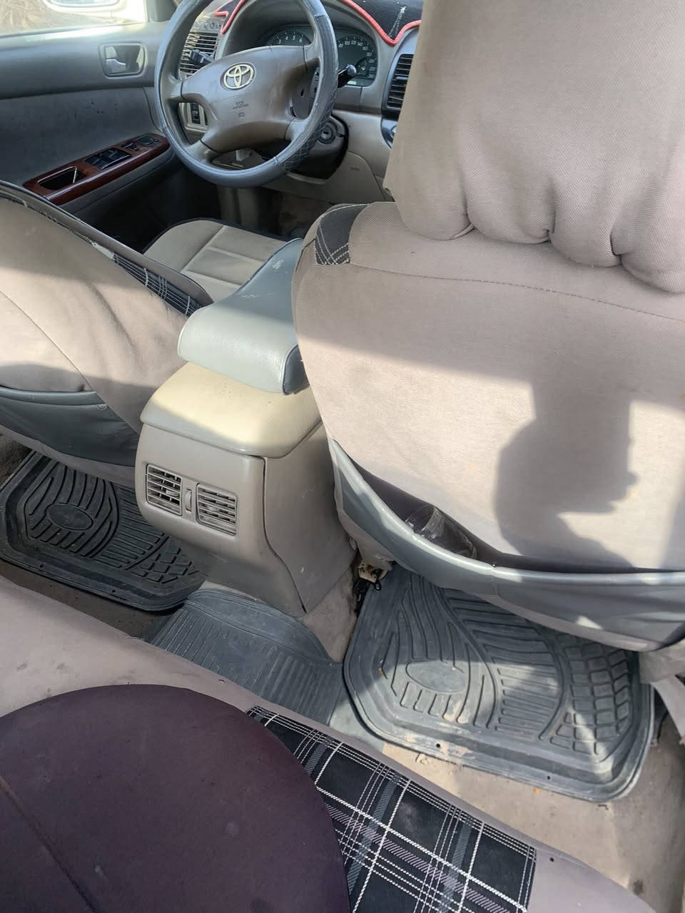 السلام عليكم
كامري موديل ٢٠٠٦ تجي تشوف بعينك
رقم مميز ٣ ارقام واسط تحويل 
كير محرك صدر داخل نضيف 
اتصل وحياكم الله ***********
