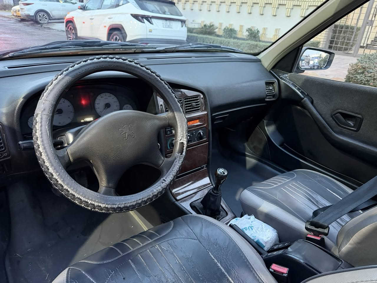 السلام عليكم
بيجو بارص مديل. 2015 مكفول من صبغ. 
بيها جاملغ امبدل فقط القديم موجود.  السياره نضيفه استخدام شخصي مكينه كير صدر تايرات خير من الله 
باسمي تحويل ثاني يوم 
رايدها 49وبيها مجال بسيط 
وهذا رقمي 
***********
