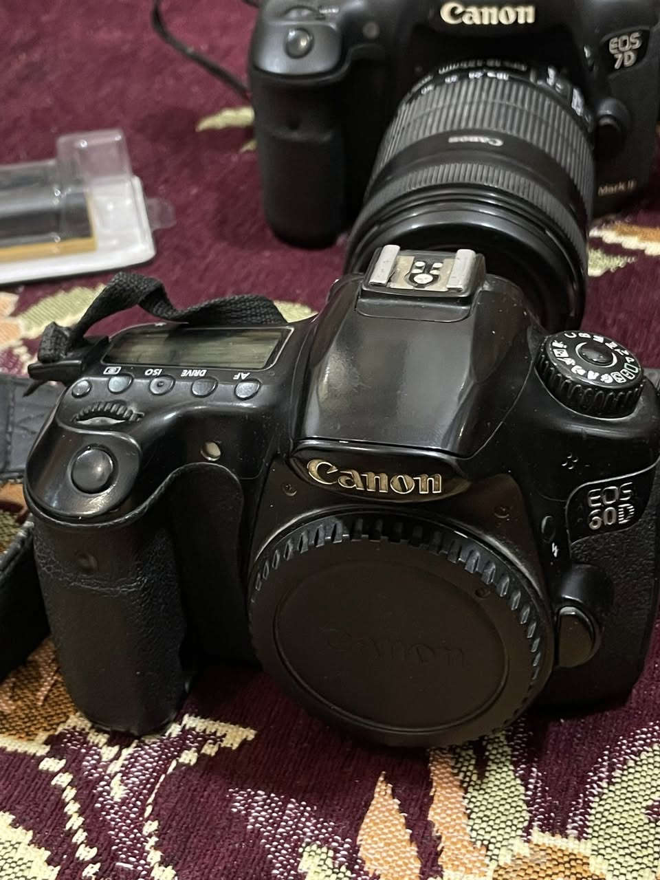 متاح كامرة D60 canon
وعدسة أساسية 18/135mm 

وفلاش خارجي T244

وباتريات عدد ثنين للكامرة

وباتريات وشاحنه للفلاش الخارجي 

مكاني نجف حي الانصار ليريد يشتريهن يراسلني بل خاص 

سعرهن كلهن ٤٥٠ الف


**إذا كنت صاحب هذا الإعلان وتريد حذفه لأي سبب، رجاءا أرسل رسالة إلى الدعم الفني**