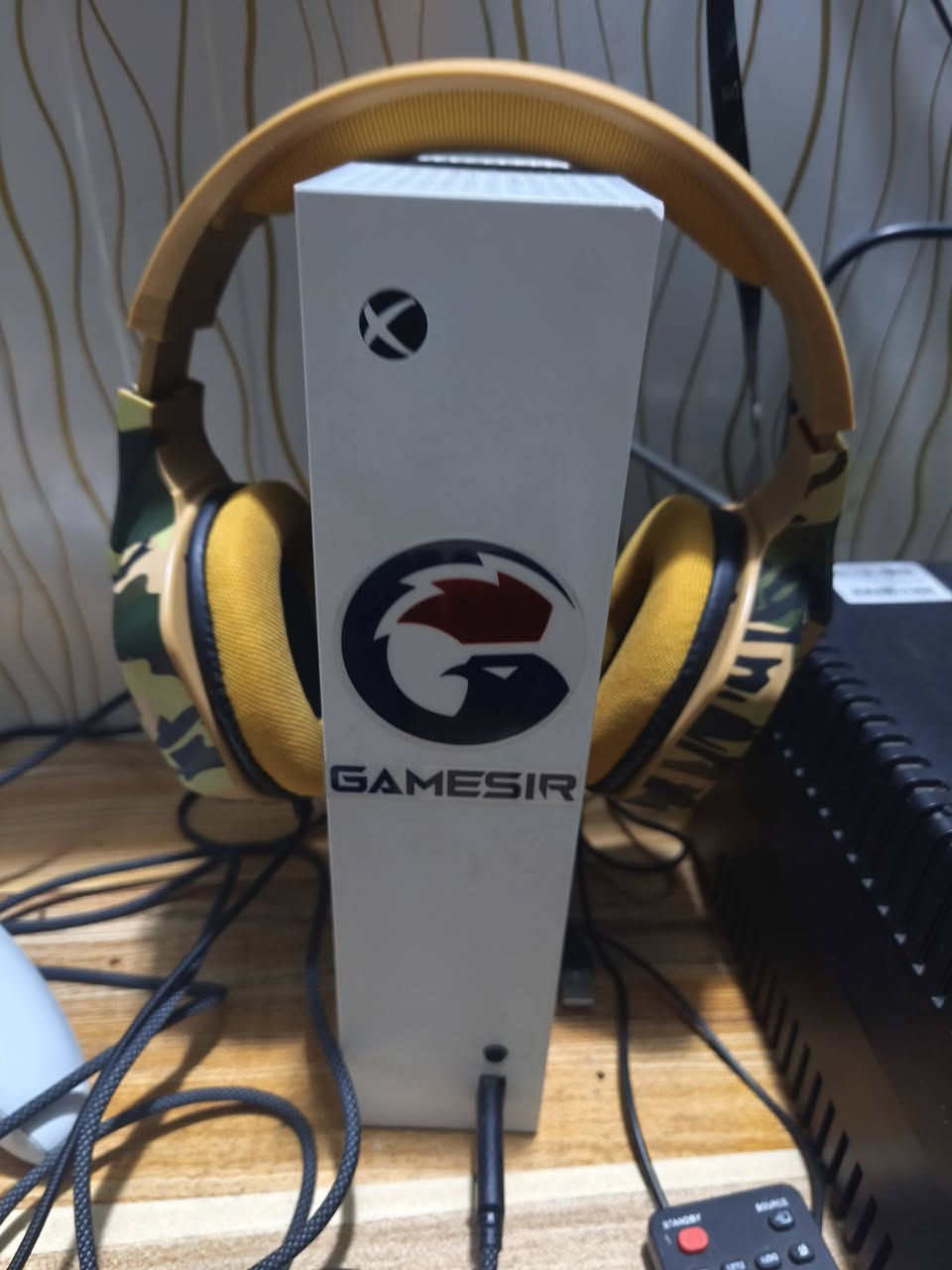 اكس بوكس سيرس اس للبيع برغي ما مفتوح لك ستيكر مع كامل الملحقات مقل ما موضح.بل صوره السعر ٣٥٠ وبيه مجال رقمي 
***********
