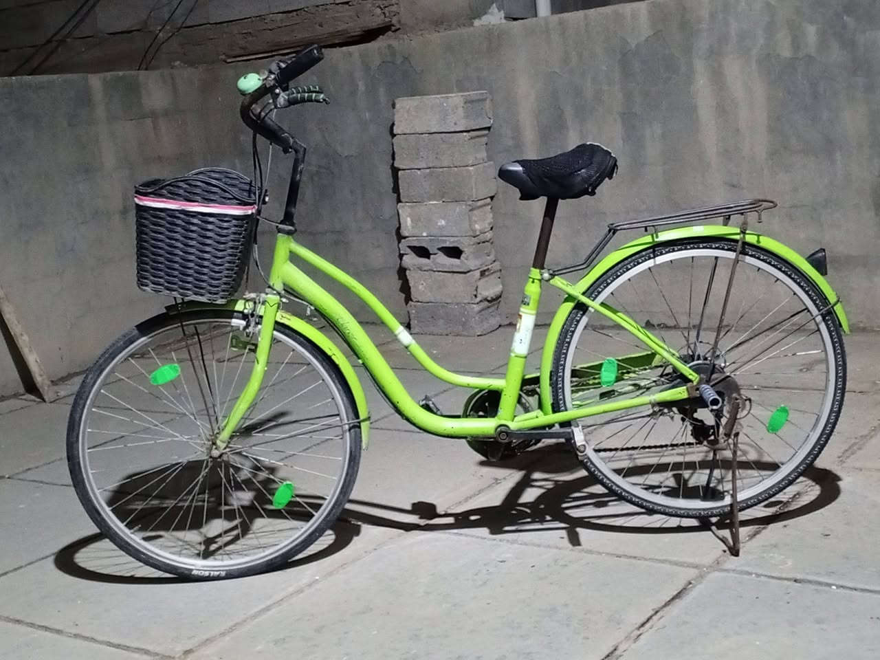 السلام عليكم
بايسكل للبيع نضافة فول 

كير شغال بريك امامي وخلفي وحجم 28 بس يرادلة غطاء للكشن واضافة دبلات الزرق هدية 

السعر 70 وبي مجال.. ليريدة يراسلني ع هذا الرقم *********** مكاني الرمادي
