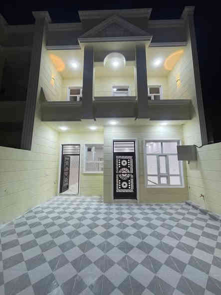 دارين تون مساحة كل دار 🏡200 م الوجه 6.66   النزال 30 شارع 15 القادسية شارع ابوعقرب
طابقين بناء زيرو 2025
                            الطابق  الاول 
👈 2 نوم  غرفه و  استقبال  سحب مغربي  و مطبخ   وصاله  و صحيات  نظام دفن  ومناور عدد 2 سقوف ثانويه ارضية بورسلين  گراج  سيارة 
                            الطابق الثاني 
👈2 نوم  بالكون لكل غرفه  و صاله  و صحيات سقوف ثانويه   ارضية بورسلين 
السعر 130 للدار  قابل للتفاوض للاستفسار 
خاص أو واتساب 
***********
***********
