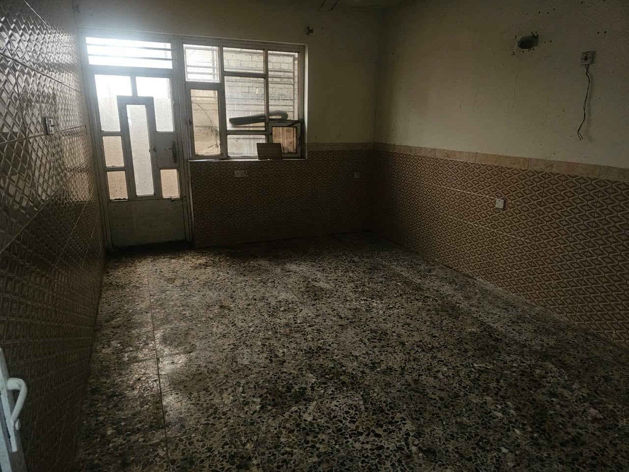 السلام عليكم يتوفر بيت الايجار في منطقة حي الفرات الهياكل قرب حسينية المصطفى وجامعة المشرق مساحة 100متر طابق واحد
غرفة نوم 
صالة 
صحيات 
مطبخ 
مناور 2
الاستفسار اكثر الاتصال بل الرقم التالي ***********
