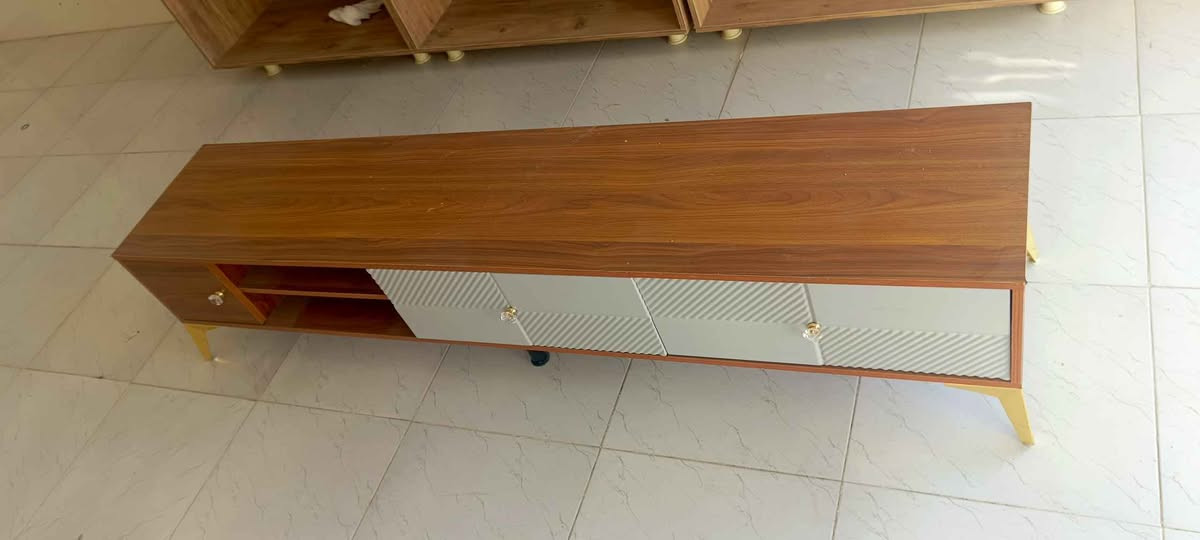 مێزی تەلەفزیۆن 
درێژی 2مەتر
بەرزی 30 سانتیم
پانی 40 سانتیم 
تازە و لۆکە شوختی پێوە نییە 
نرخی 70 هەزار
نامە بنێرە یان پەیوەندی بەم ژمارەیەوە بکەن
*********** السليمانية, العراق
