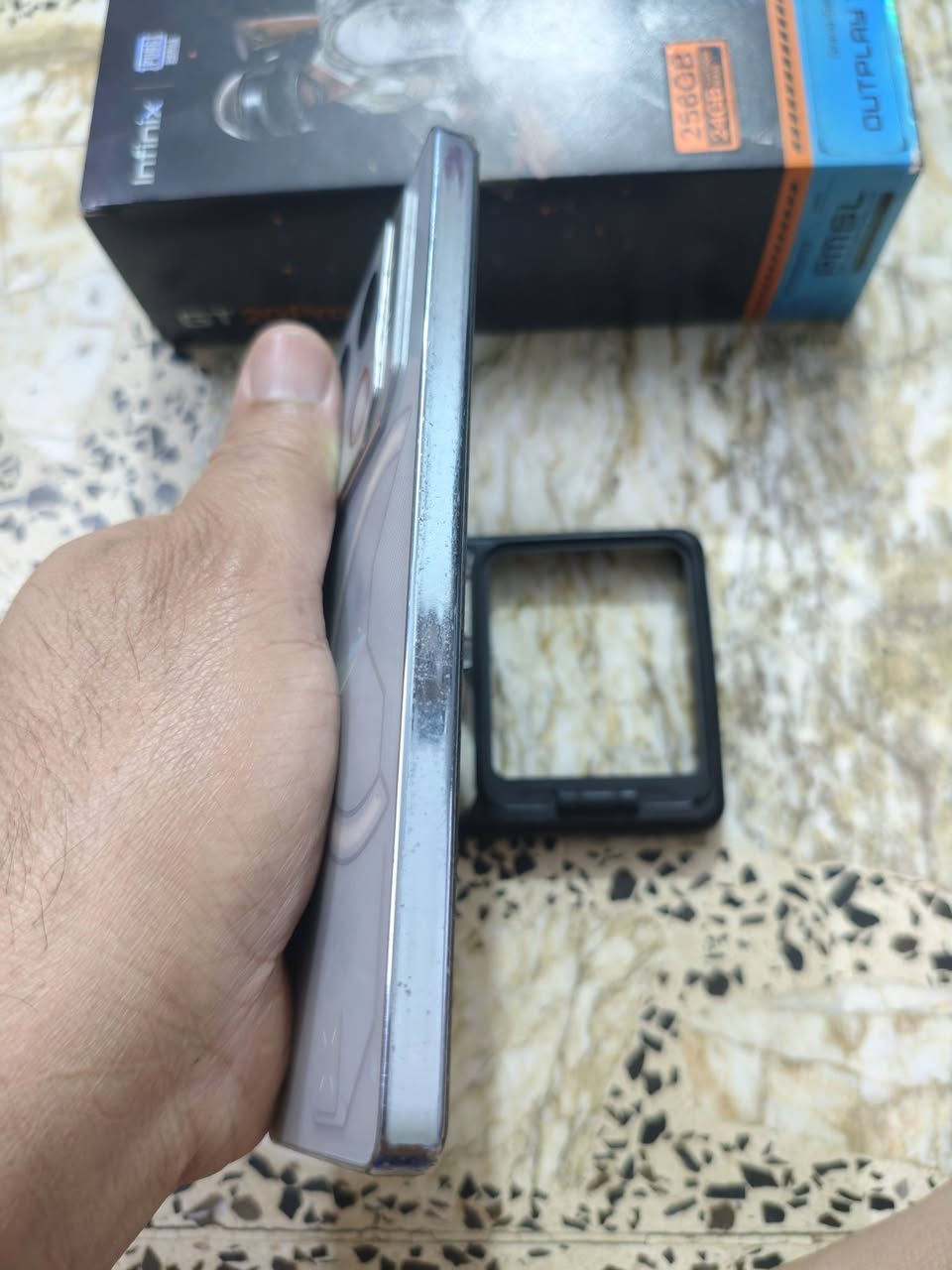 السلام عليكم.للبيع جي تي  20 برو ذاكرة 256 عشوائية 12+12 جهاز خرافي يشغل بوبجي 120 فريم كاملة ملحقاتة الأصلية الجهاز مكفول تاخذة من البيت السعر 300 شراي يتصل ويدلل متواجد في مدينة الصدر نهاية الاورفلي 
***********
