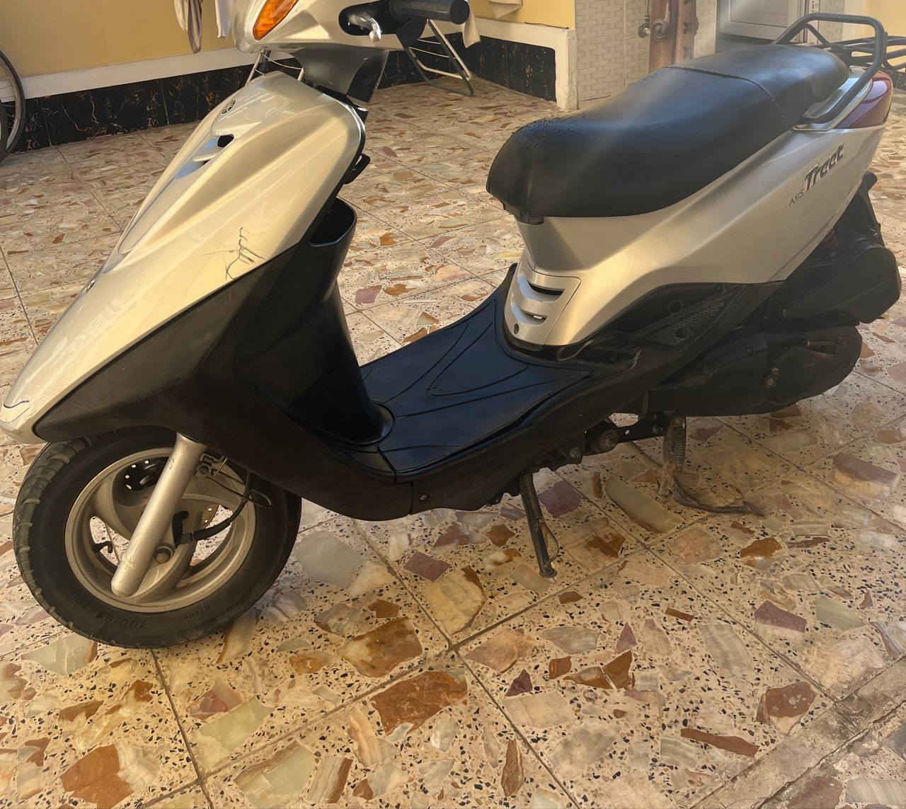 السلام عليكم
دراجة اكزز ياباني لون سلفر كلش نضيفة 

دراجة اواقهة كاملة حتة كمرك مدفوع 
سرعة 140 مكاني بغداد الدورة 
السعر ١٢٥٠ وبيها مجال للشراي
الرقم / ***********
