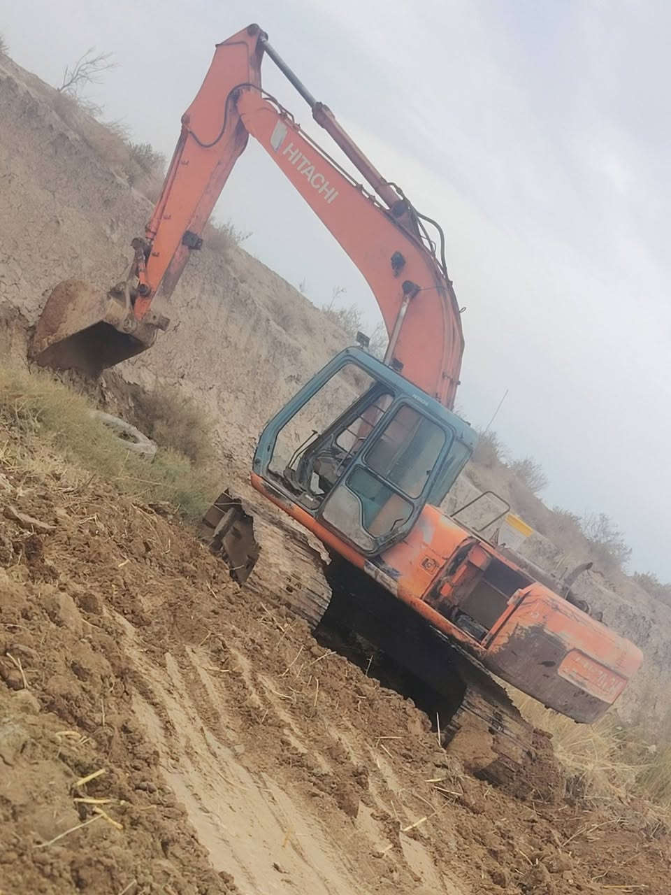 السلام عليكم حفاره ثري موديل 95 مكفوله رقم ذي قار معلايه 2008 بسنويه مضخه تجفيت جديد محرك مكفول جكات مكفوله حركتهه حلوه جاهزه للعمل  اللاستفسار تصل ***********
