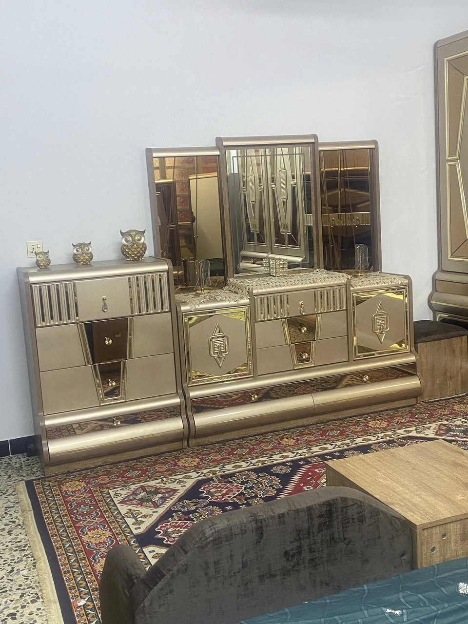 سلام عليكم غرفة ضخمه للبيع جديده السعر ع خاص ***********
