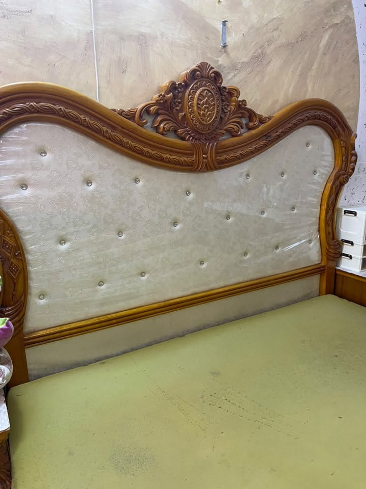 السلام عليكم غرفه للبيع انجاره عراقيه سويتهه ب٣ كلش ضخمه وحلوه والياخذهه ابد ميخسر رايدهه بمليونين وبيهه مجال لشراي يتصل أو يراسل عله هذه الرقم ***********

