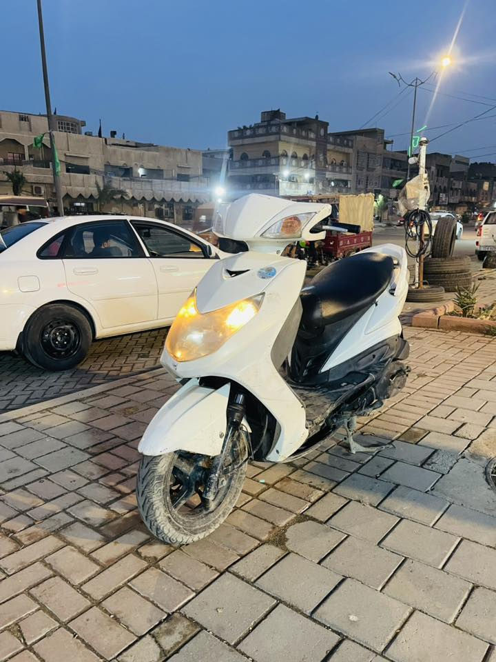 السلام عليكم للبيع دراجه سكنس فحل نوزل خطين دراجه ربع  نكره بكل وقت مكينه بلاديه خرسه  كهربائيات شغاله  دشبول هورن اشاير لايت دبل إشاره 475 مكاني بغداد الدوره شارع60رقمي ***********
