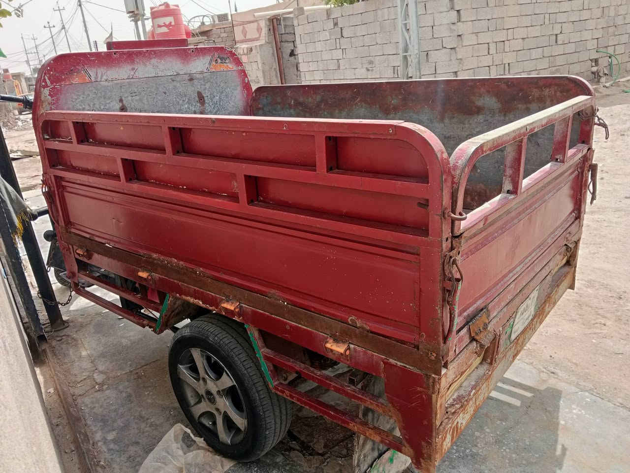 سلام عليكم  ستوته للبيع يفان رقم موديل 2014 عنوان لبصره مقابيل سجن حمدان سعر مليونين وبيه مجال رقم لهاتف ***********
