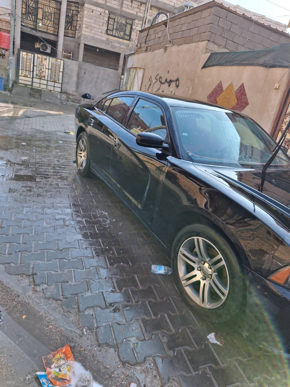 السيارة المعروضة هي دودج تشارجر اللون أسود، بحالة جيدة من الخارج والداخل. متوفرة في بغداد، وتتميز بتصميم أنيق ورياضي. الرجاء التواصل للحصول على مزيد من التفاصيل حول السيارة أو لترتيب معاينة.