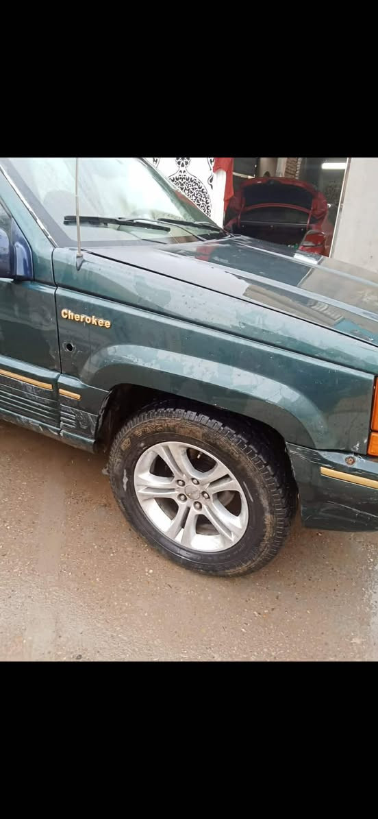 السلام عليكم
جيب شيروكي موديل 94 
مكينه وكير بلاد جدد 
فور ويل شغال 
تخم تاير جبلي 
سيبايه تفصال درجه اولى بس ماموجودةً بالصور حاليا مشدودة بالسيارة
تبريد نقص راتيتر وغاز 
تدفئه شغاله 
داخلها نضيف
مصبوغه فقط كلير بدون حادث او ضربه
كهربائيات كلها شغاله فقط كيج البانزين طوافه عطلانه
رقم سليمانيا باسمي 
مكاني بغداد الزعفرانيه 
السعر 53 بيه مجال 
***********
