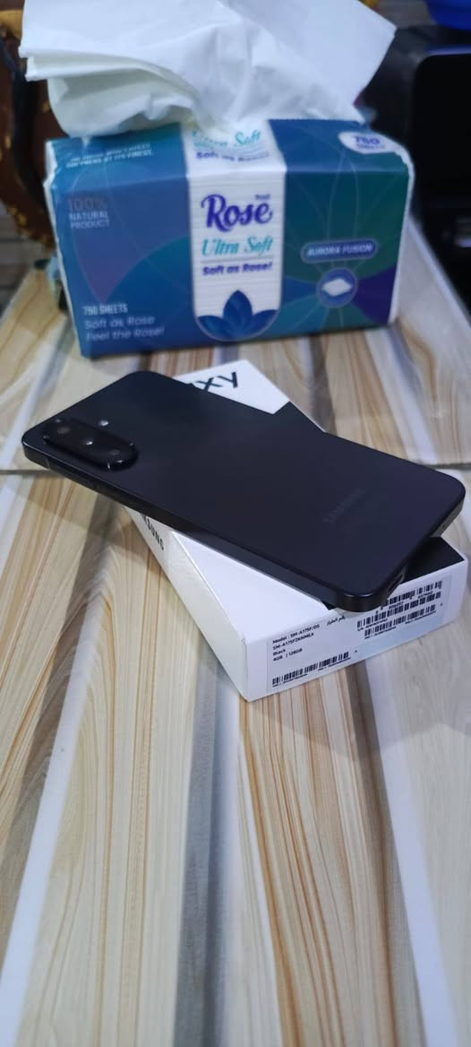 سامسونك A17 مستخدم حيل قليل قبل سبوعين ماخذه بس احتاجيت مبلغ
ب ١٨٠ 
*********** العبيدي
