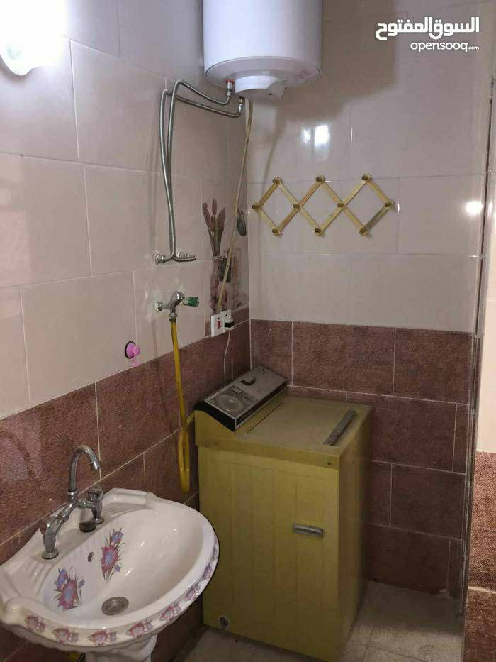 منطقة الاربعمية
***********
***********
***********
بناية ركن الشارع الخدمي مال جسر الجادرية جديدة كل طابق شقة 60م هول ، مطبخ حمام غرفة نوم كبيرة،سقف ثانوي سيراميك،زجاج مضلل.. 
الشقة تحتوي على:-
غرفة نوم تركي سلايد و ستائر
كاونترات المنيوم وديوان صغير تركي.
سبالت عدد 2 LG و مبردة ومراوح.
ماطور ماء خط مولد سخان وانارة ليدات.
ثلاجة LG تلفزيون LED غسالة طباخ قنينة.
ترهم سكنية تجارية  الاجار الشهري 650الف.
 للتواصل .

***********
***********
*********** بغداد, العراق
