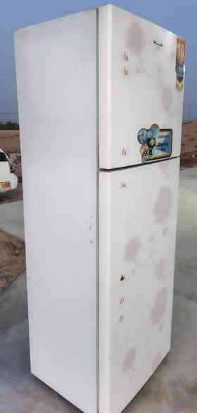 ثلاجه اكبر حجم شرط تجميد حيل نضيفه السعر 200 وبيها مجال المكان حي التنك وهاذه رقمي ***********
