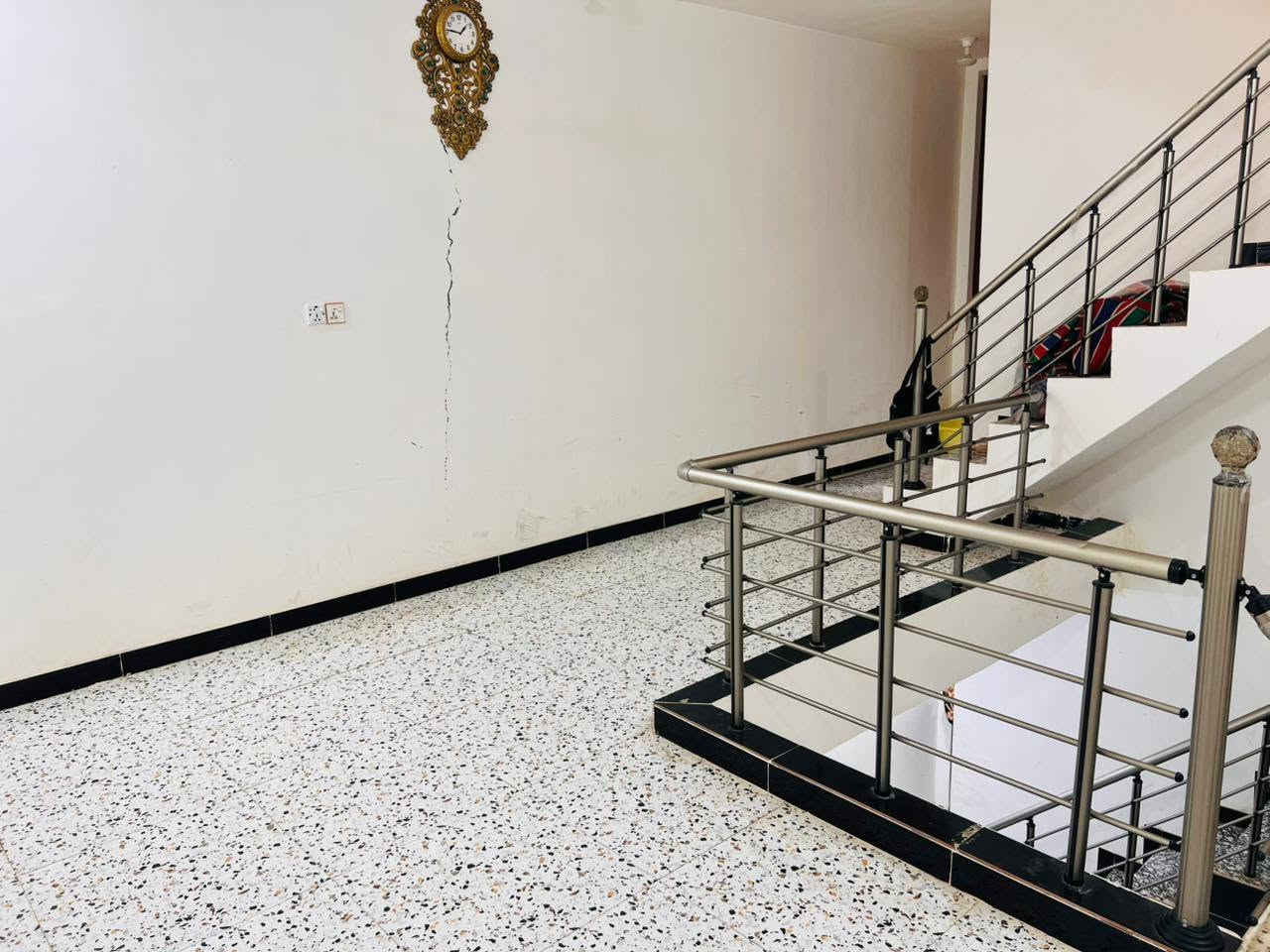🏡 دار للبيع – فرصة مميزة
📍 الموقع: منطقة الخاچية (عميشة)

✨ المواصفات:
• المساحة: 100 م²
• طابقان جاهزان للسكن
• 3 غرف نوم
• حمام في الطابق الأرضي وحمام في الطابق العلوي
• عرض الشارع: 12 متر
• موقع مميز مقابل ساحة
• جميع الخدمات متوفرة (ماء، كهرباء، مجاري)
• الشارع مُسبّس
• معاملة الدار مصفّرة وصاعدة إلى بغداد

🏠 دار نظيفة وجاهزة للسكن مباشرة، بموقع هادئ ومميز وقريب من جميع الخدمات، وتناسب السكن العائلي.

📞 للاستفسار والمعاينة:
***********
