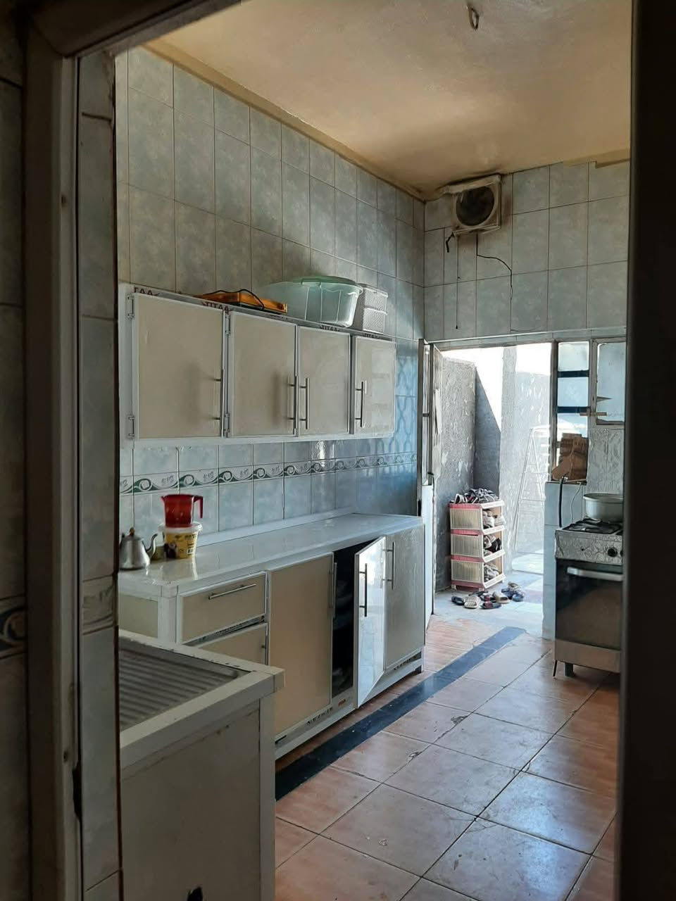 السلام عليكم 
بيت للبيع 125 متر طابو ملك صرف طابقين يتكون البيت ارضي غرفة نوم و استقبال و صالة ومطبخ وصحيات داخلية وخارجية وطارمة و كراج سيارة 
طابق ثاني يتكون من ثلاث غرف نوم و مطبخ 
العنوان كربلاء المقدسة حي العامل مقابل مول الباقر 
يباع مبادرة اذا عندك كتاب استثناء 
أي استفسار عن العقار أو السعر اتصال على الارقام التاليه ***********
