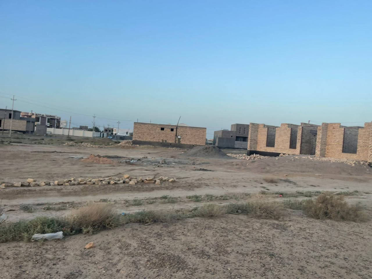 🔥 اليوم عرضنا غير شكل 🔥

قطعة أرض للبيع بموقع ممتاز جداً
📍 الرمادي - ناحية اليرموك
قرب مركز شرطة ناحية اليرموك وبناية الناحية

📐 المساحة: ٦٠٠ متر

ليش هاي الأرض فرصة؟ 🤔
لأن جاهزة للبناء والسكن مباشرة ✅

✔️ ماء
✔️ كهرباء
✔️ تبليط
✔️ مدارس
✔️ خدمات بلدية كاملة

يعني لا تشتري بمكان مقطوع وتبقى سنين تتأمل توصل الخدمات!
هاي الأرض كلشي بيها جاهز 🔥
مدفونه وجاهزة ، اذب موادك وابدأ شغلك فوراً 💪

⚠️ ملاحظة مهمة:
الأرض واقع حال (لزمة)
ومكفولة من أي مشكلة عشائرية
تعهد + بصمة + مكاتبة حال المنطقة بالكامل
ولا يوجد طابو

🏢 مكتب عدنان العسافي للخدمات العقارية
📍 الرمادي - ناحية اليرموك
قرب بناية ناحية اليرموك / الفرع الأول

📞 *********** واتساب
📞 *********** واتساب

💰 للسعر والاستفسار أكثر الاتصال على الأرقام التالية
أو مراسلة الصفحة بأي وقت
ونعتذر عن التأخير بالرد أحياناً ❤️

نستقبل جميع العروض العقارية داخل مدينة الرمادي 🏘️

#الرمادي
#اليرموك
#عقارات_الرمادي
#اراضي_للبيع
#قطعة_ارض
#استثمار
#بيع_وشراء
#مكتب_عدنان_العسافي
#العراق
#الانبار
#فرصة_استثمار
#بيت_العمر
#عروض_عقارية
#اراضي
#سكن
