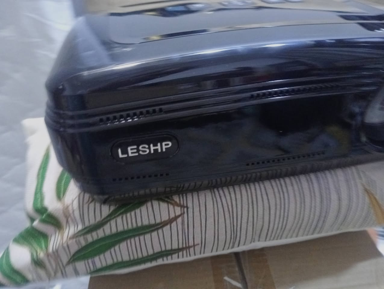 هذا الجهاز هو جهاز عرض ضوئي (Projector) من شركة LESHP، وتحديداً الموديل الشهير BL58 (أو إصدار مقارب له من نفس السلسلة). يُصنف كجهاز بروجكتر منزلي اقتصادي يعمل بتقنية LED.
إليك التفاصيل الكاملة بناءً على مواصفاته التقنية:
​1. التفاصيل والمواصفات التقنية
​الدقة (Resolution): يدعم دقة عرض تصل إلى Full HD 1080p، بينما الدقة الأصلية (Native) هي غالباً 1280x768 بكسل.
​السطوع (Brightness): يصل إلى 3200 لومن (Lumens)، مما يجعله جيداً في الغرف المظلمة أو ذات الإضاءة المنخفضة جداً.
​عمر المصباح: يعمل بتقنية LED، ويصل عمر المصباح فيه إلى حوالي 20,000 ساعة (أي يدوم لسنوات طويلة دون الحاجة لتغيير اللمبة).
​حجم الشاشة: يمكنه عرض صورة تتراوح بين 32 بوصة إلى 200 بوصة، حسب المسافة عن الجدار (يفضل وضعه على مسافة 2-3 متر للحصول على أفضل جودة).
​المنافذ (Connectivity): يحتوي على خيارات توصيل متعددة تشمل:
​2 منفذ HDMI (للكومبيوتر، البلايستيشن، أو الرسيفر).
​2 منفذ USB (لتشغيل الأفلام مباشرة من الفلاشة).
​منفذ VGA و AV.


**إذا كنت صاحب هذا الإعلان وتريد حذفه لأي سبب، رجاءا أرسل رسالة إلى الدعم الفني**