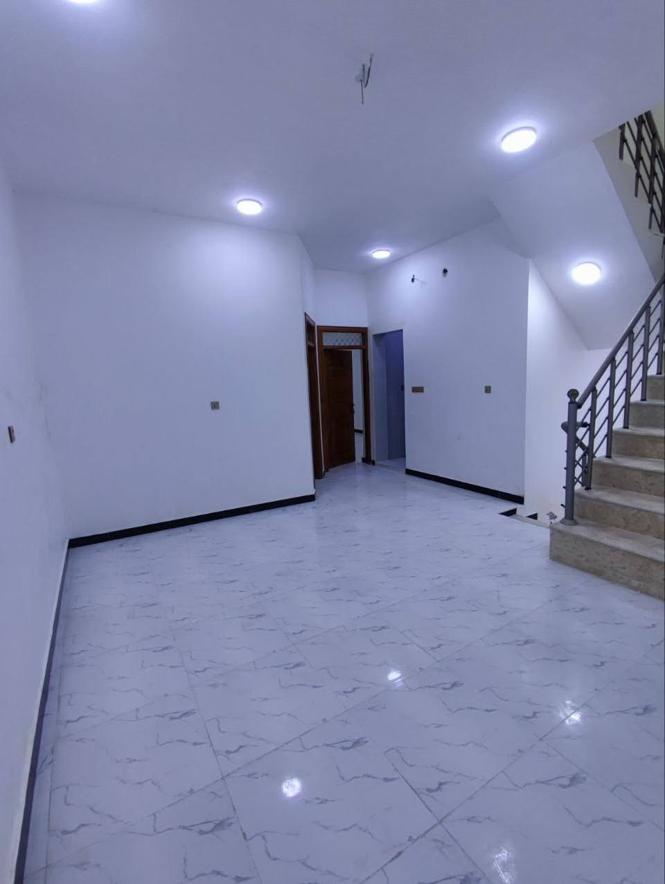 بيت 150 متر طابقين بالاسكان الصناعي النزله الأولى
(قرب مجسر الإسكان الصناعي) بيت يتكون من 6 غرف
الطابق الاول / طارمه استقبال وصاله وغرفتين 2 نوم ومطبخ وصحيات داخليه وخارجيه
الطابق الثاني / يتكون من 4 غرف نوم وصاله وصحيات
السعر والتفاصيل اتصل ***********
