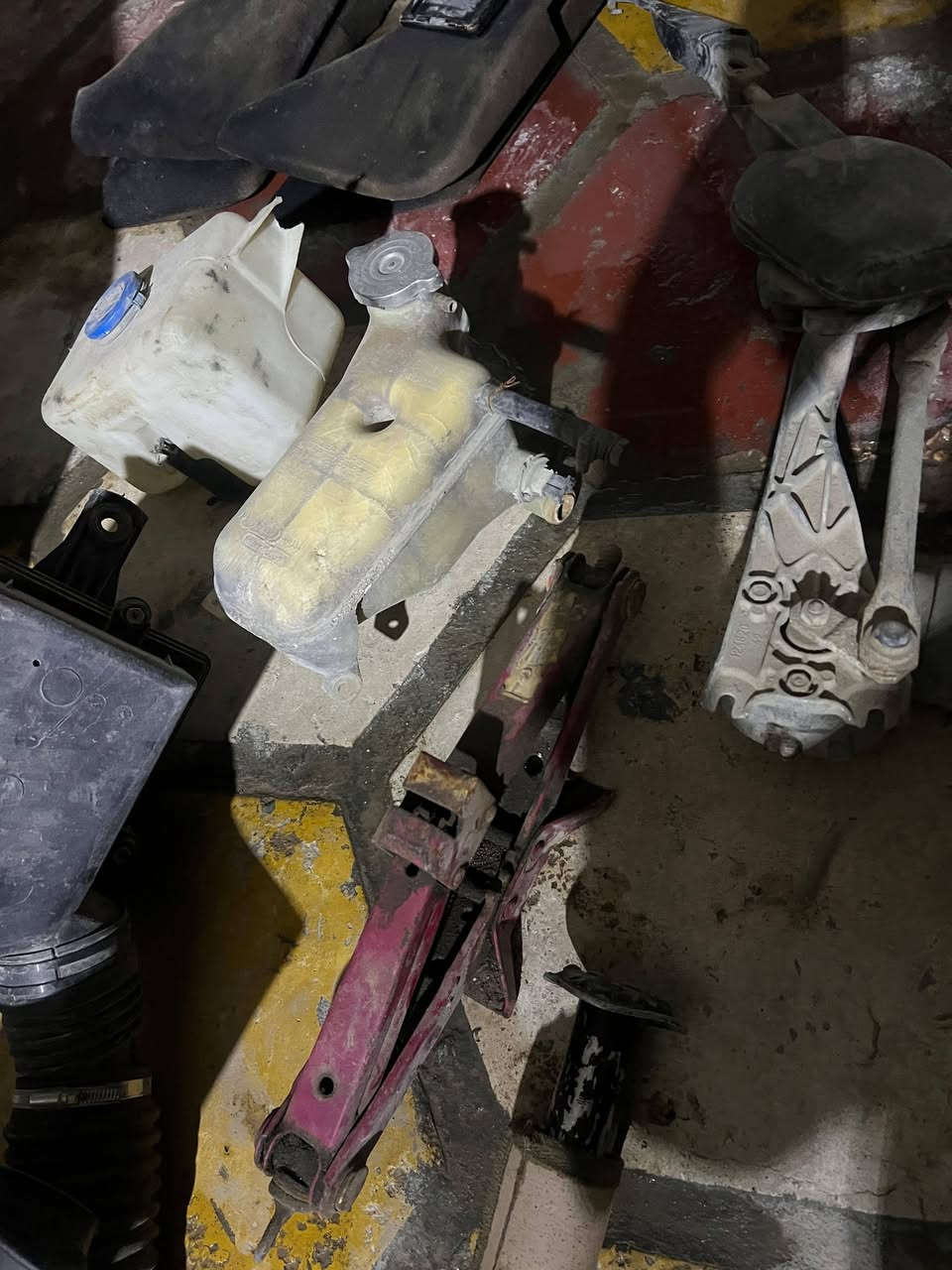 السلام عليكم.
غراض مارسدس دب مال وارد جديدات. 

قيم بالمعقول. واخذ. ونضيفات جداً مال كصه 

تخم ويل حجم ١٥  هوه وتايراته يرهم للدب او اي سياره جداً نضيفات وتايرات استخدام قليل 
———
ماسحه مال وارد هيه وماطورها شغاله شرط فحص 
————
دبه زراكات جديده+ دبة راديتر جديدة 🆕 
——-
جك بلادي مال مارسدس يرهم لكل الموديلات دب شبح طيارين + جك عادي شغال ونضيف. 
—-
حافظه مال بطاين تخم كامل هيه واليدات مال بطاين والصاجات بيبان كلش جديدات 
——
شوته جديده مال بطه ٢٥٠٠ وترهم ع ٣٠٠٠ هم مال ياباني او اي سياره. 
——-
دشبول كيجات مال وارد جديد شرط فحص 
——-
لويات مال دب اصلي وارد يرهم لكل الموديلات شبح طيارين 
——-
مكاني كربلاء.  
***********
