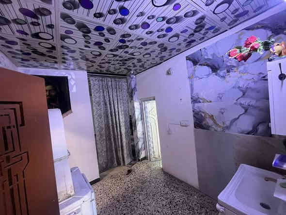 بيت 🏠 للبيع  بغداد الغزاليه.   مساحه ٢٨٠يحتوي عله ٥غرف نوم  زائد مطبخين وكل غرفه بيهة سويت وحديقه رقم ***********
