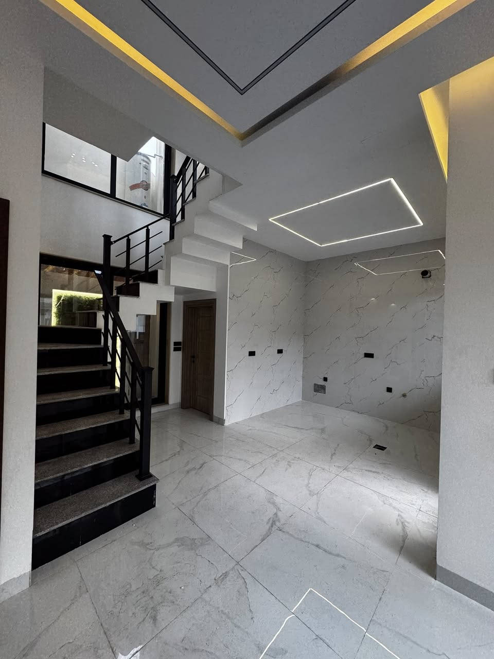 📍الموقع حي الصديق الاولى قرب سايدين طب الاسنان 

المساحة لكل دار 100 م الواجه 10 م 

↕️كل دار مكون من طابقين 

♦️الطابق الاول 

استقبال ومطبخ وهول وغرفة نوم واحدة وصحيات 

♦️الطابق الثاني 

هول وثلاثة غرف نوم وصحيات وبيتونا 

⬇️⬇️⬇️⬇️للاستفسار اتصل على الارقام ⬇️⬇️⬇️⬇️

👤فيس بوك #مكتب دلتا لتجارة العقارات 

☎️ كورك ***********

☎️ اسيا  ‭***********

📍باقي التفاصيل زورو مكتب دلتا لتجارة العقارات 

♦️سايدين الصديق  مقابل سنتر بغداد عمارة قاعة الخاتون للأعراس

⬇️ باقي العروض ومعرفة السعر 

داخل صفحة #مكتب_دلتا_لتجارة_العقارات
