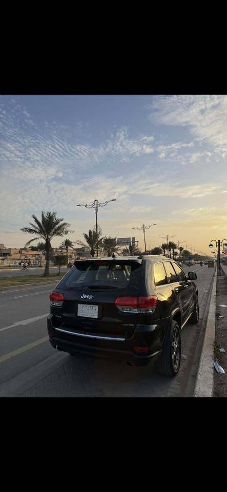 🔥للبيع – جيب كراند شيروكي خليجي (لمتد بلص)كامل مواصفات
مكاني بغداد زيونة 
✨ موديل: 2019 خليجي
✨ فئة: Limited (لمتدد بلص)
بيها بارد فقط موجود سونار 
✨ رقم بغداد
💎 المواصفات الكاملة:
✔️ محرك 6 سلندر 3600
✔️ دبل (دفع رباعي)
✔️ فتحة سقف بانوراما
✔️ جلد فاخر وكالة
✔️ شاشة كبيرة 3 + نظام ملاحة
✔️ كاميرا خلفية + حساسات أمامي وخلفي توقف ذاتي
✔️ تشغيل بصمة (دخول وتشغيل بدون مفتاح)
✔️ ريموت ستارت (تشغيل عن بعد)
✔️ مقاعد كهرباء + تسخين مقاعد
✔️ مثبت سرعة
✔️ تخم تاير جديد
✔️ إنارة LED نهارية
✔️ نظام ثبات إلكتروني
🚗 السيارة استخدام شخصي، نظافة عالية جداً، فحص كامل.
🔥 ما تحتاج صرف نهائياً – عليها ادامه كامله.
💰 السعر 270
📞 للحجز والاستفسار:
‭0771 116 6924‬ ‭
