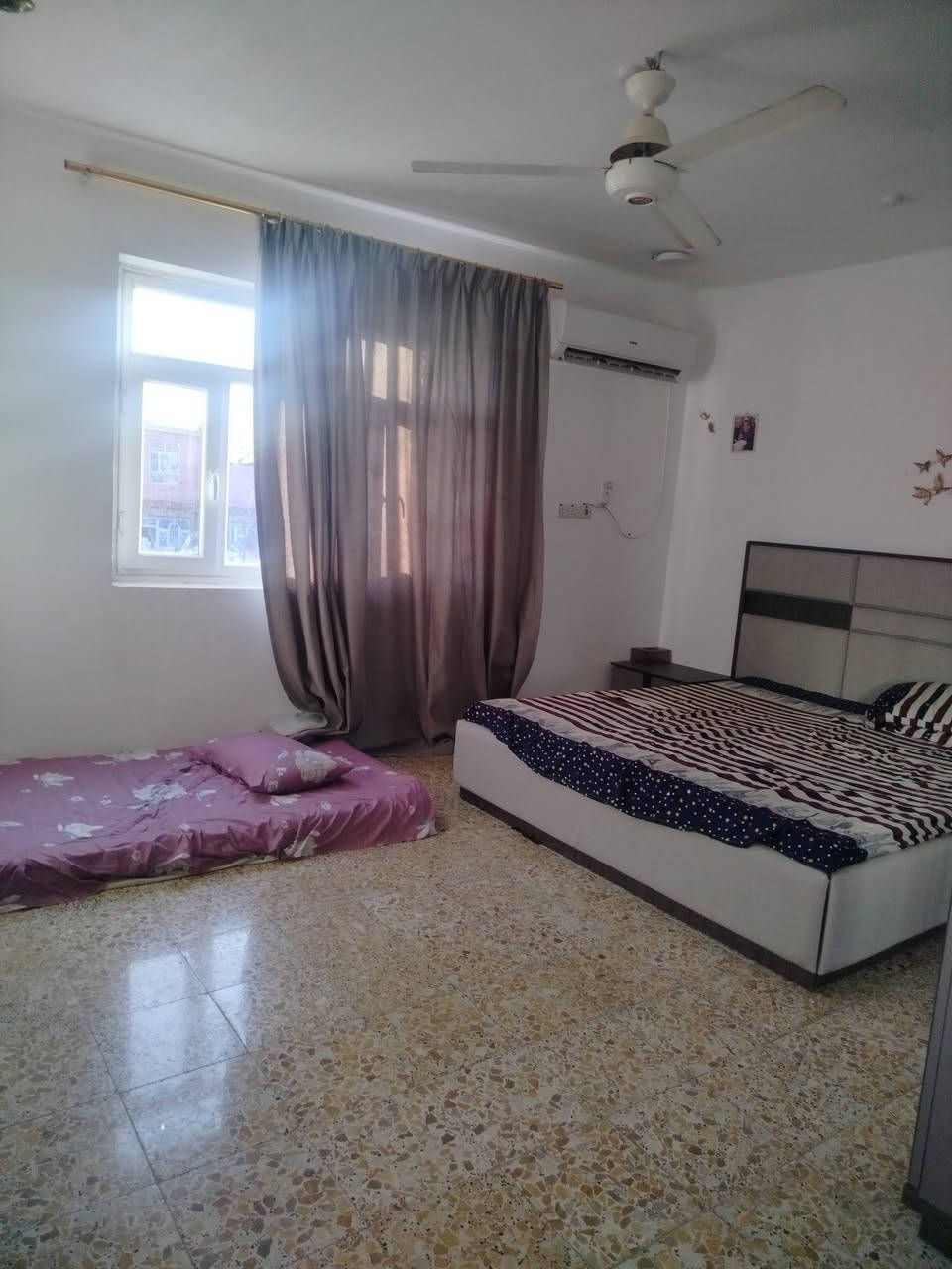 🔷دار سكن للبيع مساحه 646حي الحكيم نزلت بني تميم 
🔷يبعد عن الشارع 400م شارعه 20
🔷يتكون من طابقين 4غرف ثنين جوه واثنين فوك
🔷استقبال ومطبخ وهول وحديقه وكراج
🔷وياه مشتمل يتكون من غرفه وهول ومطبخ 
🔷بناء طابوك وسكف صب بيه بس ضلعين بلوك 
🔷السطحين شتايكر طابو 25 مرقم من بلديه 
🔷 الاستفسار ***********
💸السعر 155وقابل لتفاوض
