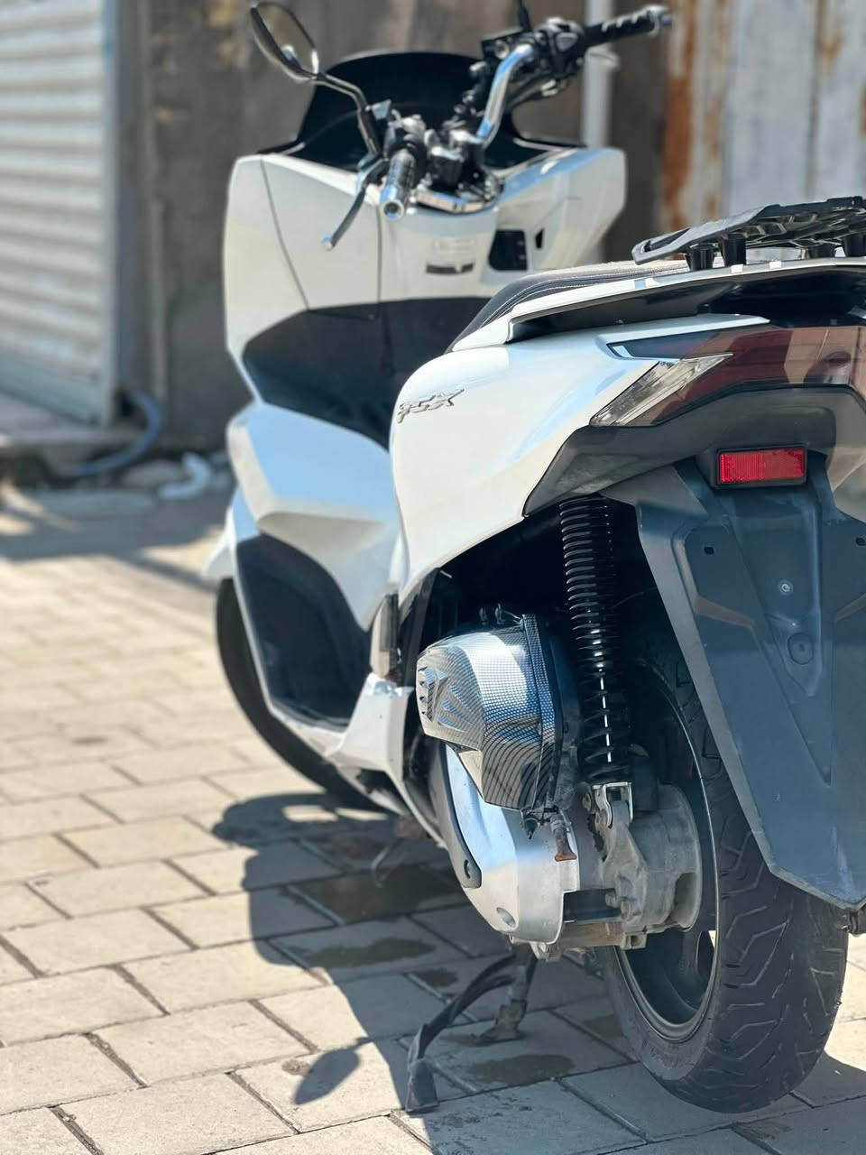 ‏السلام عليكم PCX جيل رابع كوري
‏ماشية20الف حقيقي  
‏مواصفات
‏ABS مانع انزلاق ✅
‏حساس ازدحام ✅
‏حساس استان ✅
‏🛠️ الدراجة: مكفولة  كفاله عامه
‏​​📍 الـمـكـان: بـغـداد
حي اور
السعر 17وبيه مجال 
***********
