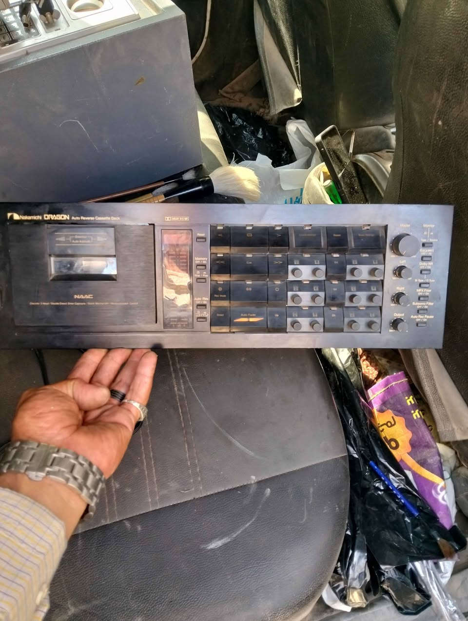 للبيع أسطورة الصوتيات Nakamichi Dragon (بحالة نادرة - يحتاج سيور)الوصف:لهواة الحالات النادرة والأنظمة الصوتية الـ High-End، معروض للبيع كاسيت Nakamichi Dragon الأصلي، المصنف كأقوى وأقوى جهاز كاسيت في التاريخ.الحالة الخارجية: ممتازة جداً وبحالة الفابريكا، بدون خدوش تشوه المظهر، ومخزن بعناية.الحالة التشغيلية: الجهاز لم يفتح من قبل شغال بالكامل (اللوحة مضيئة، العدادات بتتحرك، والموتور شغال وبيلف وصوته ناعم).المشكلة: البكرات مش بتلف نتيجة ركنة الجهاز لفترة طويلة (محتاج طقم سيور جديد فقط وهي صيانة طبيعية للموديل ده).فرصة ممتازة للتجار أو الهواة لإعادة تشغيله، وسعره بعد الصيانة بيتضاعف. الجيزة, مصر


**إذا كنت صاحب هذا الإعلان وتريد حذفه لأي سبب، رجاءا أرسل رسالة إلى الدعم الفني**