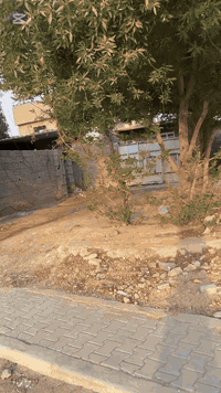 ، للبيع بيت في موقع مميز في بغداد.  • المساحة: 140 متر مربع  • الواجهة...