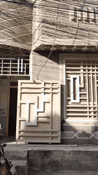 بيت للبيع او للايجار في حي النواب  واجهة 5 متر طابق واحد البناء بلوك حديث كامل الخدمات ماء كهرباء ومجاري عرض الفرع 8 متر قريب الشارع العام 
السعر 78 مليون 
للاستفسار الاتصال على الارقام التالية :
***********
***********
