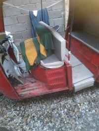 تكتك أحمر مميز بحالة استخدام جيدة، مع عدة ملصقات تضيف لمسة شخصية. مثال...