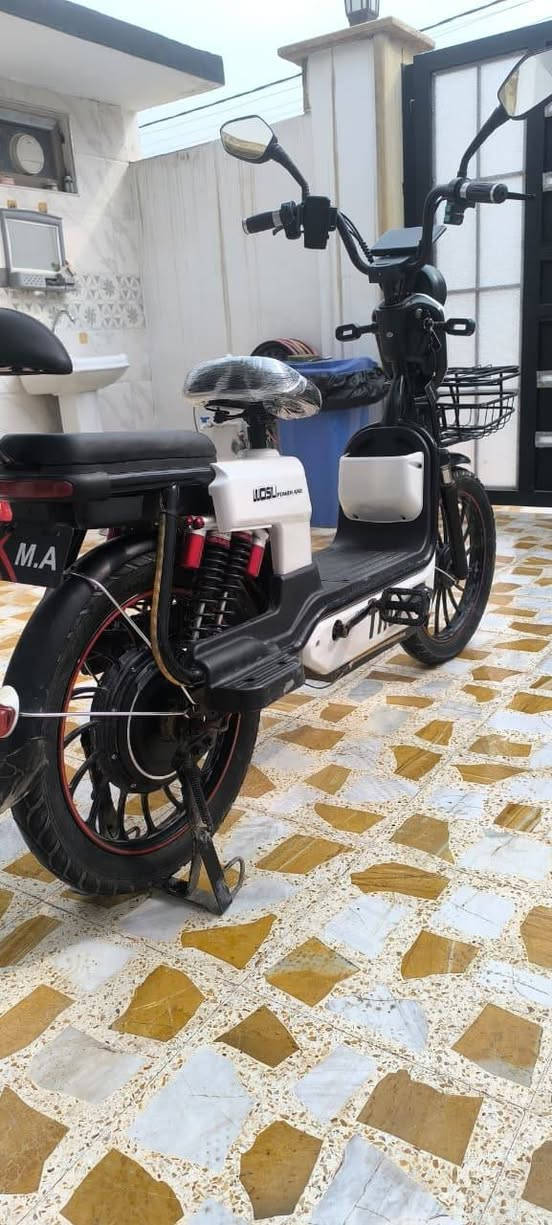 دراجه شحن للبيع
موصفات 
دبل سويج بصمه وكارت 
كهربائيات كلها شغاله 
سرعه 90 4نمر 
مابي لاكسر ولا فطر 
بطاريات 5 كبار نضاف 
عنوان موصل ايسر حي الكندي 
سعر 240 بي مجال 
***********
