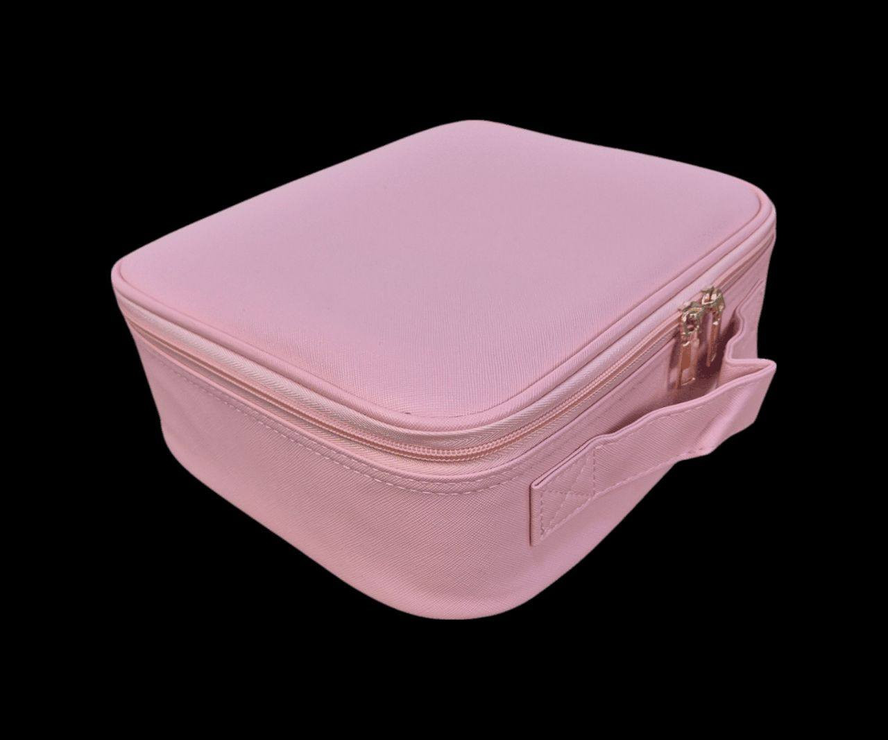 💖✨ تحبين ترتيب مكياجچ ويكون كلشي بمتناول إيدچ؟ ✨💖
ويّانا صندوق المكياج الذكي بمرآة LED
ينظّم أدواتچ ويخلّيچ تجهزين نفسچ بأي مكان
بالبيت، بالسفر، وحتى بالسيارة 🚗✈️
🌟 المميزات:
✔️ مرآة LED قابلة للفصل
3 درجات إضاءة (دافئة – باردة – محايدة) حسب مزاجچ ✨
✔️ زر لمس ذكي لتشغيل الضوء وتبديل الأوضاع بسهولة
✔️ فواصل داخلية قابلة للتعديل
ترتيب على كيفچ وبراحتچ
✔️ جيب مخصص للفرش مع غطاء شفاف يحافظ على نظافتهن
✔️ حقيبة جلد مقاومة للماء
تصميم أنيق وسهلة الحمل وين ما تروحين
✔️ تشحنين المرآة بـ USB وتستخدمينها حتى بشكل منفصل 🔋
📏 الحجم:
24 × 23 × 10 سم
🎁 محتويات الطقم:
• حقيبة مكياج
• مرآة LED
• كيبل شحن
• فواصل إسفنج
• جيب داخلي للفرش
✨ مثالية للاستخدام اليومي، السفر
أو كهدية فاخرة لأي بنت تهتم بنفسها 💝
💰 السعر: 20,000 د.ع
🚚 توصيل مجاني لكل العراق
للتواصل والطلب:
📱 واتساب: ***********
📨 تليگرام: @Bzati
📢 القناة: https://t.me/Bazi3ti
