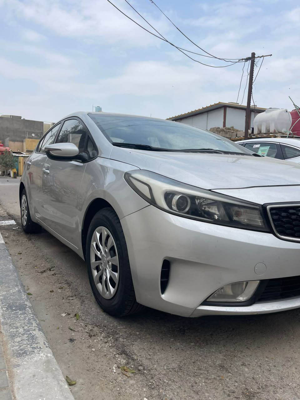 السلام عليكم سيراتو ٢٠١٧ ￼خليجي 
سيارة كفالة ضربة تبديل بيها صبغ بالصندوق قليل وبالداير خلفي قليل باقي كفالة عامة 
سنوية ل٢٠٣١ تريد وكالة تريد تحويل 
مكينة ١٦٠٠ دوش 
مواصفات عادية 
تحكم ستيرن 
شاشة اشارة بالمراية 
سيارة جاهزة تخم تاير حدادية تبريد 
ماعوزه اي شي 
سعر ١٣٢ بيها مجال شي قليل *********** البصرة, العراق
