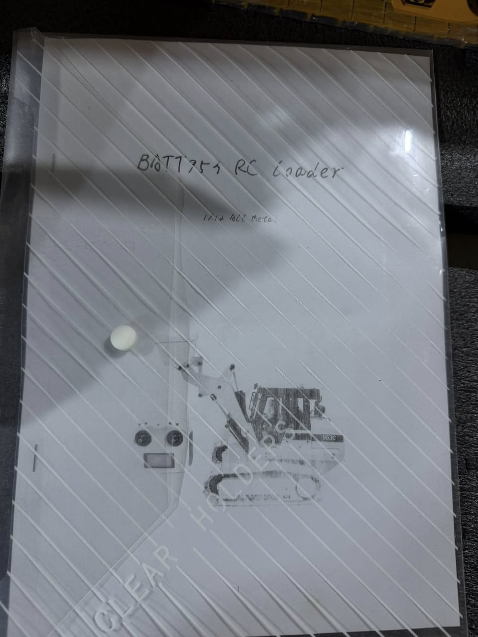 🚜 حفّار صغير يعمل بالتحكم عن بعد (Mini Excavator RC)
للبيع حفّار مجنزَر احترافي جديد  
يعمل بالريموت كنترول (جهاز تحكم FS-i6S)

🔹 مناسب لأعمال:
• حفر الحدائق  
• تمديد الكيبلات والأنترنت  
• قنوات الماء الصغيرة  
• تنظيف التراب والرمل  
• أعمال البناء الخفيفة داخل البيوت والسطوح

🔧 المواصفات:
- ذراع حفّار هيدروليك قوي
- مجنزرات مطاط (يمشي على التراب والبلاط)
- تحكم كامل بالاتجاه والرفع والحفر
- تشغيل كهرباء (بطارية قابلة للشحن)
- دقة عالية بالحفر

📦 الحالة: جديد


**إذا كنت صاحب هذا الإعلان وتريد حذفه لأي سبب، رجاءا أرسل رسالة إلى الدعم الفني**